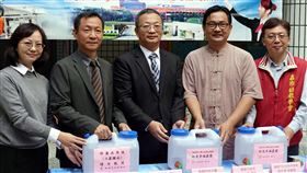 吳鳳科大提供幼兒園次氯酸除菌水武漢肺炎疫情延燒，導致酒精供不應求，吳鳳科技大學13日起，免費提供自製次氯酸除菌水給嘉義縣市幼教學會幼兒園及相關幼托機構，由校長蔡宏榮（中）代表贈送。（吳鳳科大提供）中央社記者黃國芳傳真　109年2月13日