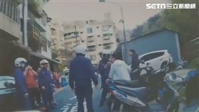 台北市郭姓男子見友人發生停車糾紛，竟帶槍趕赴現場助陣，卻因掉槍引發民眾恐慌（翻攝畫面）