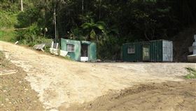 新竹縣被棄置300餘化學廢液桶　縣府完成清除新竹縣橫山鄉沙坑村去年被堆置300多桶化學廢棄物，為防止污染擴大，新竹縣長楊文科13日表示，縣府動用第二預備金，已全面完成清除工作。（新竹縣政府提供）中央社記者郭宣(文三)傳真　109年2月13日