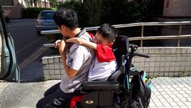 花蓮肌萎症學生奮力求學不敵病魔（3）花蓮光復商工高三學生梁匡豐患有裘馨氏肌肉萎縮症，但不影響他求學意願，由父親每天接送上下學，日前因病離世，校方13日也提前頒發畢業證書給他。（光復商工提供）中央社記者張祈傳真　109年2月13日