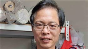 村長生產雙層布口罩送村民武漢肺炎持續延燒，口罩難求。從事花布包生產的宜蘭縣三星鄉月眉村長王全龍（圖）研發生產可放置醫療口罩的雙層布口罩，並優先免費供應給村民。中央社記者沈如峰宜蘭攝　109年2月13日