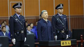 王三運受賄  前國開行董座胡懷邦涉案（2）前中共甘肅省委書記王三運（圖中）受賄案11日一審開庭審理，遭控曾向前中國華信董事長葉簡明索賄，關說前國家開發銀行董事長胡懷邦貸給中國華信48億美元。他當庭表示認罪悔罪。（取自鄭州市中級法院官方微信）中央社  107年10月12日