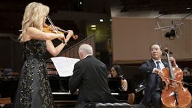 馬友友攜手慕特　再現貝多芬三重協奏曲大提琴家馬友友（前右起）與鋼琴家巴倫波英、德國小提琴家慕特合作貝多芬「三重協奏曲」，3人合體演出相當難得，也為這首協奏曲留下精彩版本。（環球唱片提供）中央社記者趙靜瑜傳真　109年2月13日