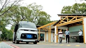 勤崴取得首張可營運自駕車試車牌　將在鹿港運行虎頭山創新園區車聯智駕中心營運廠商勤崴國際公司，領先全台獲經濟部審查通過無人載具科技創新實驗廠商，拿到全台首張「可營運」自駕車試車牌，未來將在彰化縣鹿港鎮運行。中央社記者吳睿騏桃園攝　109年2月13日