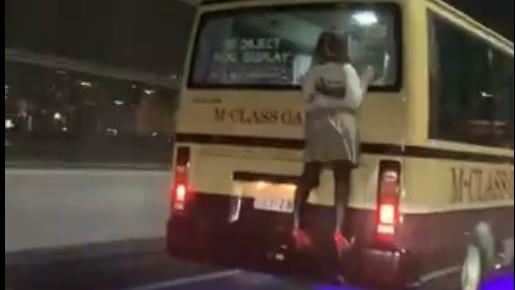 短裙少女辣趴車尾　急報警才知她是…