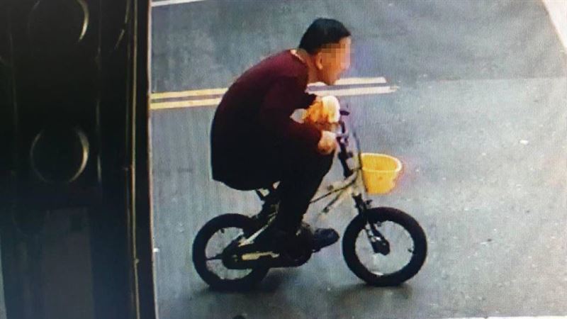 竊賊騎兒童車落跑　萬人笑：有點俏皮