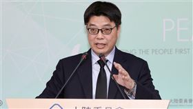 撤回陸配子女來台方案　陸委會：指揮中心評估陸委會13日舉行記者會，副主委邱垂正表示，在中央流行疫情指揮中心評估後，決定以國人防疫為優先，宣布撤回陸配子女入境方案。中央社記者張皓安攝　109年2月13日