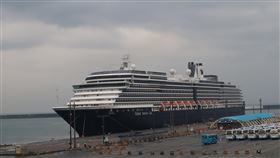 威士特丹號郵輪首航花蓮（2）「威士特丹（Westerdam）號郵輪」11日搭載1909人靠泊花蓮港，台灣港務公司花蓮港務分公司研究員林清富說，威士特丹號郵輪原本上一個靠泊港為石垣，可能因天候因素影響並未停靠，直接從沖繩航行到花蓮港。中央社記者李先鳳攝  108年3月11日