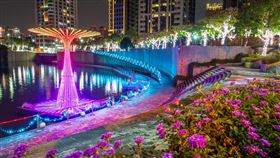 新北中港大排光雕點燈（1）新北市新莊區中港大排光雕展13日晚間點燈，景觀與燈光照明結合，讓中港大排愈夜愈美麗。（謝佑欣提供）中央社記者黃旭昇新北傳真　109年2月13日