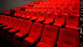 全台首家　哈拉影城祭座位分隔法防疫（圖／翻攝自哈拉影城臉書）