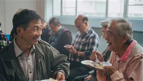 港片叔叔刻畫年長同志生活　導演盼社會給尊嚴香港電影「叔．叔」以2名未出櫃男同志在家庭與愛情間的抉擇，帶出香港年長同志生活問題，導演楊曜愷接受中央社記者專訪時表示，希望社會可以提供這些人更多尊嚴，讓他們安心做自己。（采昌國際多媒體提供）中央社記者洪健倫傳真　109年2月13日