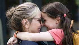 茱莉蝶兒執導新片　探討失去至親的恐懼女星茱莉蝶兒（Julie Delpy）（左）在新片「複製柔伊」（My Zoe）中再度自編自導自演，探討她心中對失去至親的恐懼。（天馬行空提供）中央社記者洪健倫傳真　109年2月13日