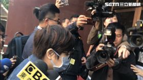 ▲楊蕙如在律師陪同下抵達台北地方法院。（圖／記者楊佩琪攝）