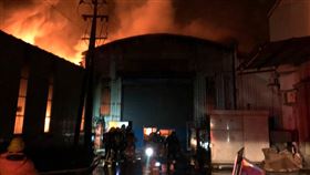 桃園蘆竹印染廠火警桃園市蘆竹區一家印染廠14日凌晨發生大火，火勢在燃燒3小時後才撲滅，所幸無人員傷亡。（桃園市政府消防局提供）中央社記者邱俊欽桃園傳真  109年2月14日