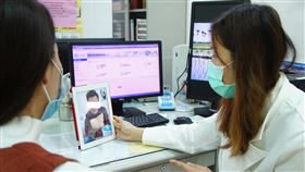 居家隔離檢疫就醫　花蓮10醫院提供視訊診療花蓮縣衛生局針對居家隔離及居家檢疫兩類民眾醫療需求，整合縣內10家責任醫院，提供視訊診療服務，由家屬代為掛號、取藥即可完成看診。（花蓮縣衛生局提供）中央社記者張祈傳真　109年2月14日