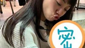 ▲高嘉瑜與狗狗狀似親吻。（圖／翻攝自高嘉瑜臉書）