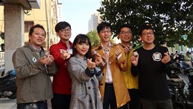 罷韓行動應景送巧克力罷韓提案法定領銜人陳冠榮（右3）、Wecare高雄發起人尹立（右）及時代力量高雄市議員黃捷（左3）等人14日公布罷免市長韓國瑜連署書已逾27萬，並宣布在西洋情人節的今天將贈送給遞交4人連署書的民眾「罷」字巧克力，讓罷免活動增添趣味性。中央社記者王淑芬攝  109年2月14日