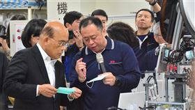 蘇貞昌視察口罩機械組裝行政院長蘇貞昌（前左）14日前往新北市鶯歌區權和機械有限公司，視察口罩設備生產新機組，並聽取簡報。中央社記者黃旭昇新北攝  109年2月14日