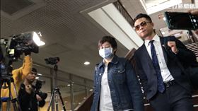 「卡神」楊蕙如被控侮辱公署罪開庭，戴著口罩的楊蕙如面對媒體追問，皆不發一語。（圖／記者楊佩琪攝）