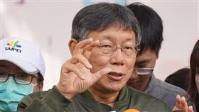 柯文哲受訪談紓困議題因俗稱武漢肺炎的2019年冠狀病毒疾病（COVID-19）疫情蔓延，談及紓困方案，台北市長柯文哲（前）14日受訪表示，北市府有先準備，把當年SARS內容拿出來看，原則上是這樣，也不用自己發明什麼，用當年SARS經驗，再看中央執行辦法，之後修一修，他想這是最快方式。中央社記者徐肇昌攝  109年2月14日