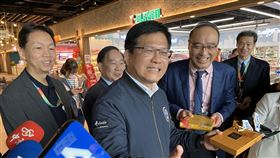 林佳龍：減免桃機業者租金權利金  沒有門檻限制交通部長林佳龍（前中）14日上午前往桃園機場視察，針對免稅店業者提出減免權利金與租金的呼聲，林佳龍表示，將減免航班降落費用、土地場站的租金、權利金，沒有限制門檻。中央社記者邱俊欽桃園機場攝　109年2月14日