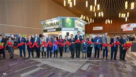 溫哥華永續環境展  台灣館爭取綠能商機駐加拿大台北經濟文化代表處代表陳文儀（右8）當地時間11日，在溫哥華貿易會展中心主持「台灣館」開幕儀式，與出席剪綵的加國政要等人合影。（駐溫哥華經文辦事處提供）中央社記者胡玉立多倫多傳真  109年2月14日