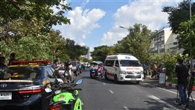 曼谷傳槍響  警車救護車待命曼谷市中心的朱拉10巷14日早上驚傳槍響，警車和救護車在外圍待命。中央社記者呂欣憓曼谷攝  109年2月14日