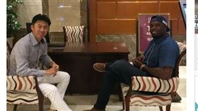 ▲Henry Sosa（索沙）到飯店拜會首爾英雄監督孫奕。（圖／截自韓國媒體）