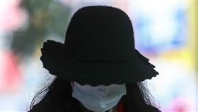 武漢肺炎疫情延燒  民眾戴口罩防疫（1）氣象局表示，東北季風影響，5日北台灣整天濕涼，由於武漢肺炎疫情延燒，民眾外出戴上口罩防疫。中央社記者王騰毅攝  109年2月5日