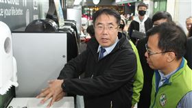 黃偉哲視察口罩零售情形　加強宣導勤洗手台南市長黃偉哲（左）31日下午到賣場了解口罩零售供應情況，進入賣場前先仔細洗手，強調以防疫角度來說，希望大家也注意勤洗手的重要性。中央社記者楊思瑞攝  109年1月31日