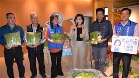 雲林縣府媒合行銷團膳蔬菜因應武漢肺炎疫情，學校延後開學，導致這期間原本與學校契作的蔬菜無處去，雲林縣長張麗善（右3）14日表示，縣府啟動「媒合訂購」政策，協助農友行銷販售蔬菜。中央社記者蔡智明攝  109年2月14日