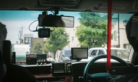 沖繩縣政府14日表示，縣內一名60多歲的女性計程車司機確診感染武漢肺炎，這是沖繩的首例。（示意圖／圖取自PAKUTASO圖庫）