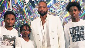 ▲『閃電俠』韋德（Dwyane Wade）接受兒子Zion（左2）變性的消息。（圖／翻攝自韋德臉書）