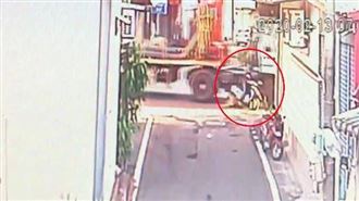 老翁捲車底畫面曝　趕排口罩竟遇死劫