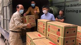 越南水果因疫情出口不順  駐越處伸手幫助果農越南與中國邊境因武漢肺炎疫情暫時關閉，造成部分越南農產品無法輸出，農民蒙受損失，愁上心頭。駐越處近日除了伸手採購水果，還呼籲在越台商響應訂購，希望能幫助越南果農度過難關。圖為駐越南代表處12日向南部前江省果農購買50箱火龍果。（駐越代表處提供）中央社河內傳真  109年2月14日