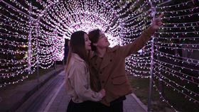 台中市打造裝置藝術　情侶拍照放閃台中市各區因應情人節布置許多裝置藝術，邀請情侶到台中拍照放閃，歡度情人節。（台中市政府提供）中央社記者趙麗妍傳真　109年2月14日