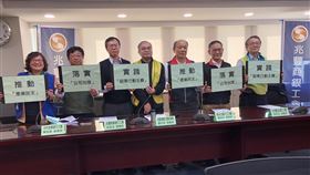 銀行工會支持放寬張綱維條款  盼今年股東會適用全金聯及六大銀行工會14日舉行記者會表示，支持金管會放寬讓持有200萬股股票小股東，也可擔任委託書徵求人，希望今年股東會即可適用。中央社記者劉姵呈攝　109年2月14日