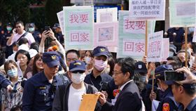 滯湖北國人家屬赴陸委會陳情滯留湖北國人家屬14日下午赴陸委會陳情，現場高舉標語表達訴求，並由陸委會法政處專門委員洪志清代表接受陳情書。中央社記者徐肇昌攝　109年2月14日