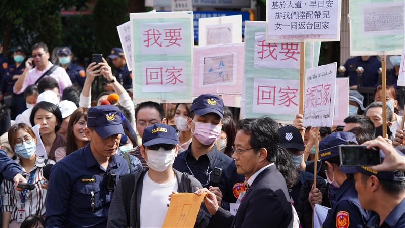 滯留湖北家屬赴陸委會　籲讓親人返台