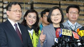 蔡總統南下訪視酒精產製　感謝台酒協助防疫總統蔡英文（前右）14日南下台灣菸酒公司隆田酒廠視察防疫用酒精生產情形，致詞時感謝在這次疫情期間，台酒為了防疫需求全力投入，立即調整生產線、協調客戶供應防疫需要的酒精。中央社記者郭日曉台南攝　109年2月14日