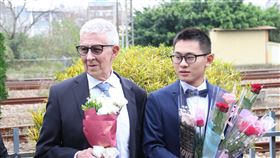 遲了一年　跨國同婚爺孫戀完成登記台灣25歲青年趙守泉（右）與76歲英國老爹Andy（左）108年2月在苗栗家鄉舉辦婚禮，事隔約一年，兩人在苗栗市戶政事務所完成登記，成為合法同婚伴侶。圖為108年兩人公開接受眾人獻花祝福。中央社記者管瑞平攝　109年2月14日