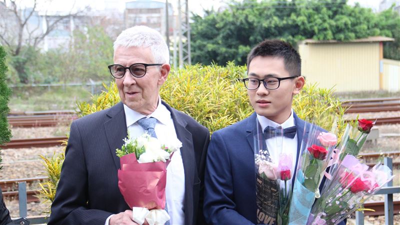 遲了一年　跨國同婚爺孫戀完成登記