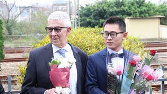 遲了一年 跨國同婚爺孫戀完成登記