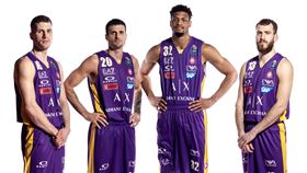 ▲義大利Olimpia Milano籃球隊換穿湖人配色球衣出賽。（圖／ARMANI EXCHANGE提供）