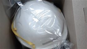 暖心情人節　豐原醫院醫護獲贈N95口罩　武漢肺炎疫情正值延燒，有民眾14日下午抱著一箱、共120個N95口罩，要送給衛福部豐原醫院一線醫護人員使用，讓院方直呼是最棒的情人節禮物。（豐原醫院提供）中央社記者趙麗妍傳真　109年2月14日