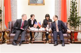 游錫堃會見AIT處長酈英傑（圖／翻攝自臉書）