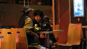 ▲（圖／華映提供）香港巨星郭富城能歌善舞，儘管現年已經54歲依然保持活耀，曾在去年底與粉絲舉辦跨年演唱會，今年再度回歸演員身分，搭檔香港天后楊千嬅演出港片《麥路人》，果然一出手就強勢入圍香港金像獎影帝寶座，該片更拿下最佳影片等10項提名，被問到入圍感言時，他反而比較憂心疫情，坦言：「世界早日平安！」