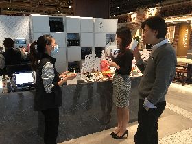 掃去防疫低氣壓　桃機分贈員工巧克力與