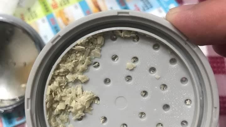 拆蓮蓬頭想洗…驚見孔洞塞滿「結石」