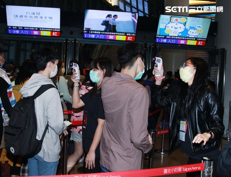 A Lin「旅課」世界巡迴演唱會歌迷進場都要量體溫。（記者邱榮吉/攝影）